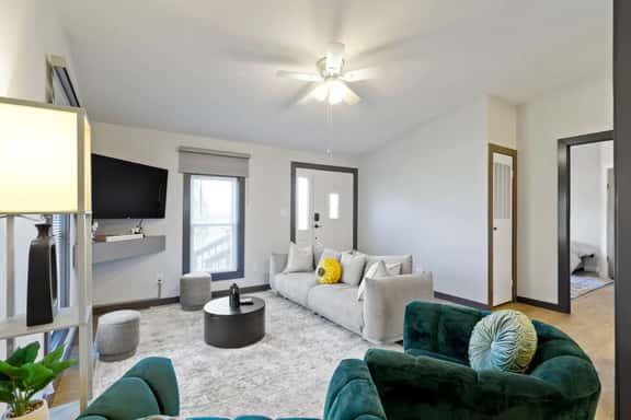 Cozy Living Near Grand Park - Image 1