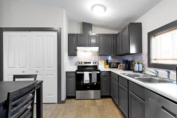 Cozy Living Near Grand Park - Image 4
